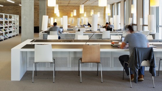 Arbeitsplätze in der Bibliothek der TU Darmstadt