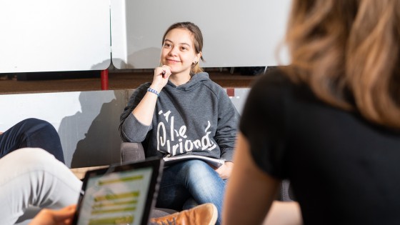 Studierende in einer Gesprächsrunde