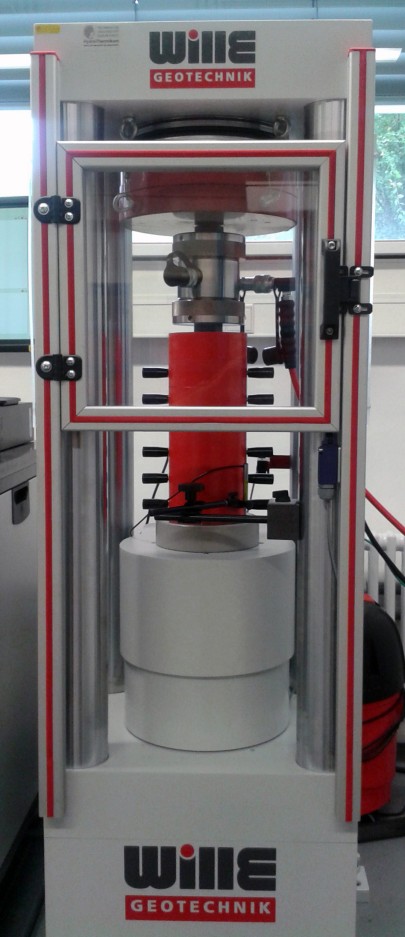 Große hydraulische Prüfpresse in einem Labor