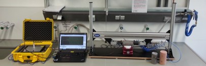 Versuchsaufbau für Ultraschall Messungen an Gesteinskernen