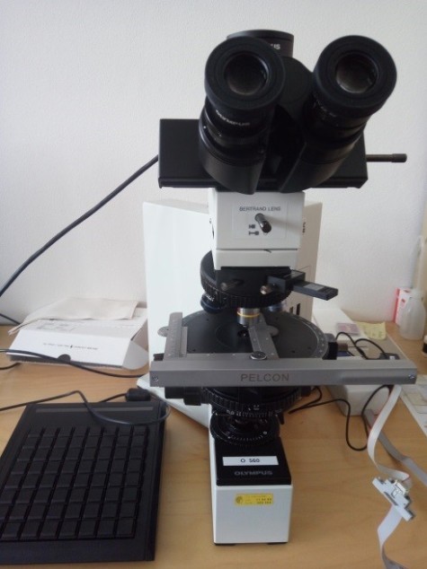 Olympus Polarisationsmikroskop auf einem Schreibtisch