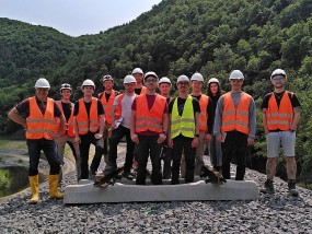 Gruppenbild auf den neuen Bahnschienen an der Ahr