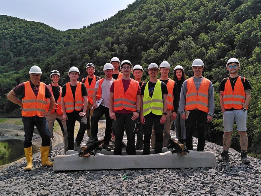Gruppenbild auf den neuen Bahnschienen an der Ahr