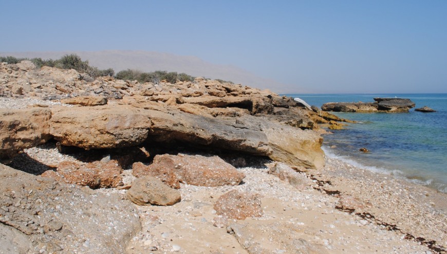 Steiniger Strand mit Felsformation