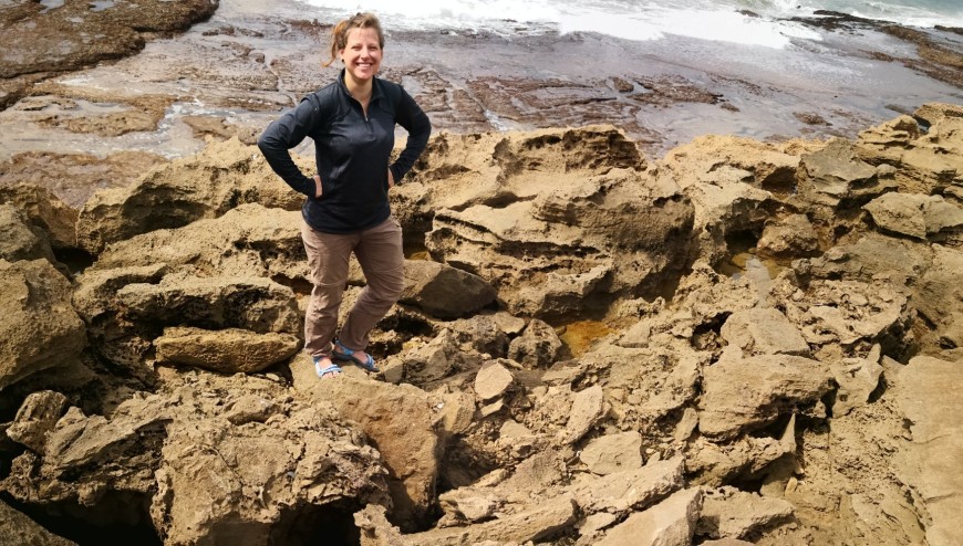 Michaela Falkenroth an einem Aufschluss am Strand in Südafrika