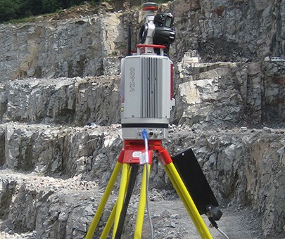 Terrestrischer Laserscanner im Aufschluss.